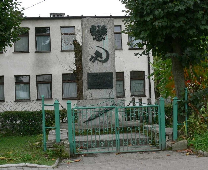 Zanim usunięto symbole totalitarne, pomnik przed szkołą w...