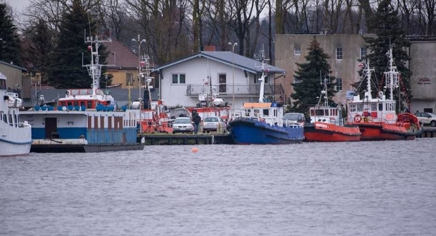 Auto wpadło do kanału portowego w Darłówku 4.01.2018