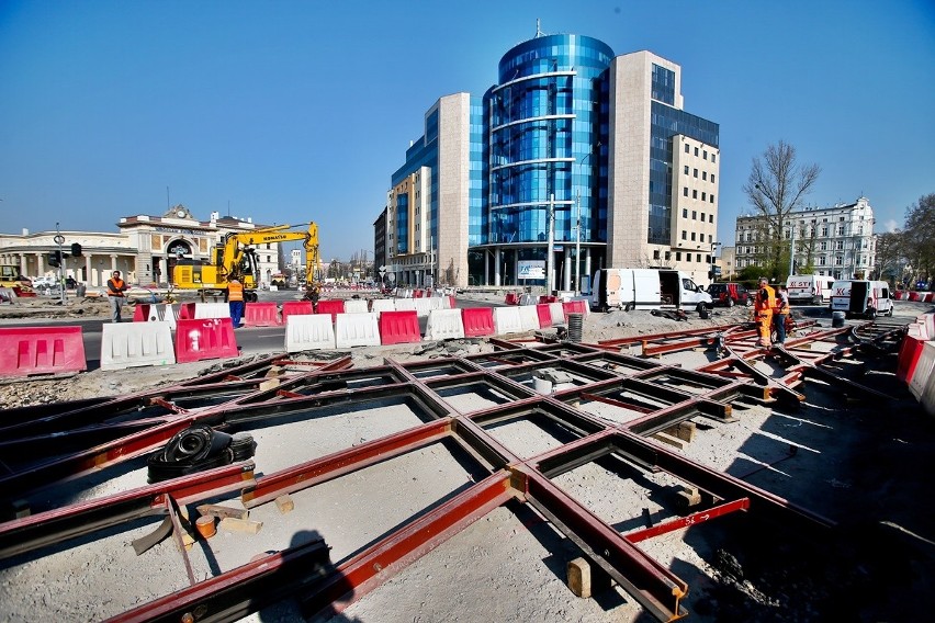 Na placu Orląt Lwowskich wylewają asfalt i betonują. Zajrzyj na budowę TAT 