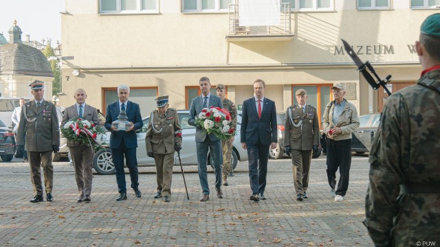 Władze województwa podlaskiego wraz z wiceministrem edukacji Dariuszem Piontkowskim złożyły kwiaty przed pomnikiem poświęconym żołnierzom Armii Krajowej w Białymstoku