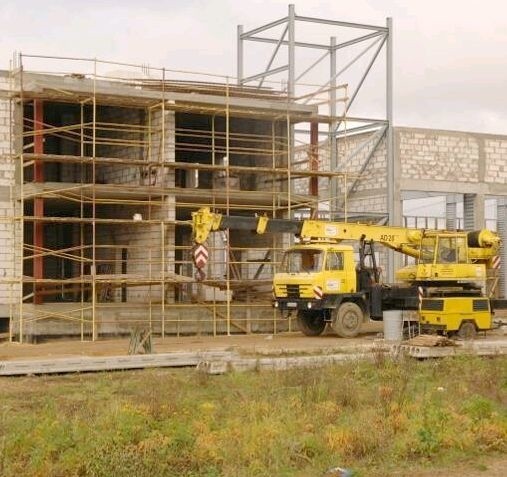 Budowa strażnicy przy ul. Walczaka wystartowała z impetem w 2005 r. Potem nagle prace przerwano. Teraz są już pieniądze na ich dokończenie.