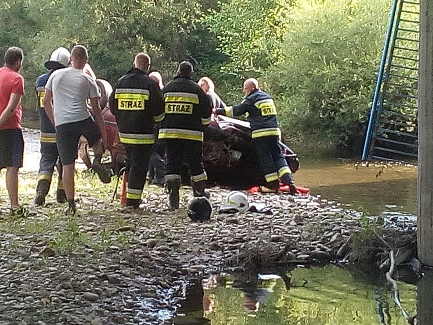 Sękowa. Wypadek na drodze wojewódzkiej. Samochód osobowy przełamał bariery na moście i wpadł do rzeki. Droga jest zamknięta!