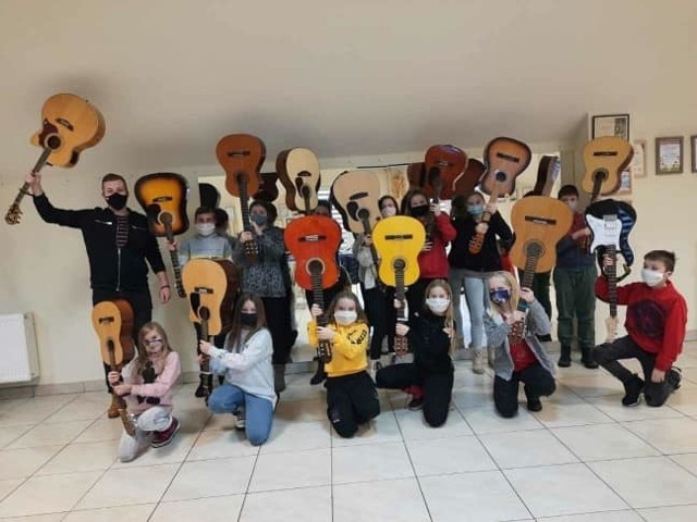 Zajęcia gitarowe w Gminnym Ośrodku Kultury w Górnie cieszą się dużą popularnością.