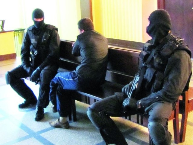 Czeczenów doprowadzono w czwartek do sądu