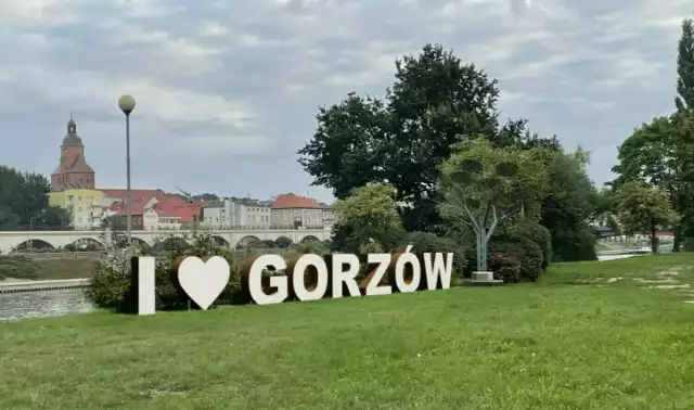 Napis „I love Gorzów” miał stanąć nieopodal mostu kolejowego. Czy kiedyś powstanie? Dziś urzędnicy mówią, że inwestycja jest zawieszona.