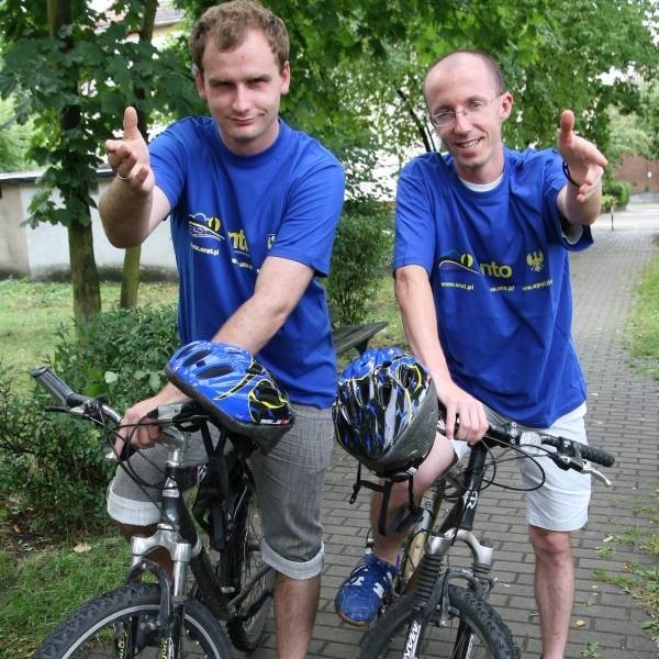 Na trasę rowerowego rajdu Wokoło Opolskiego rusza kolejna zmiana - Maciej Starzec (z lewej) oraz Jarosław Staśkiewicz. W weekend są w Gogolinie