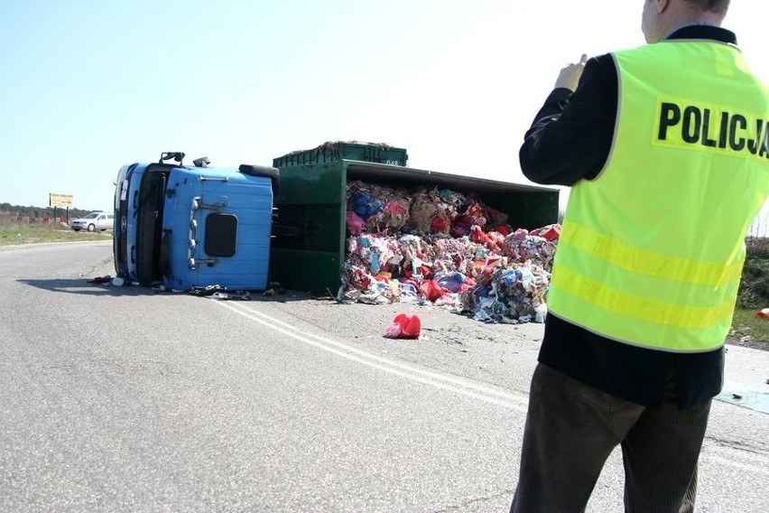 W Pikutkowie przewróciło się auto z odpadami medycznymi [zdjęcia, wideo]