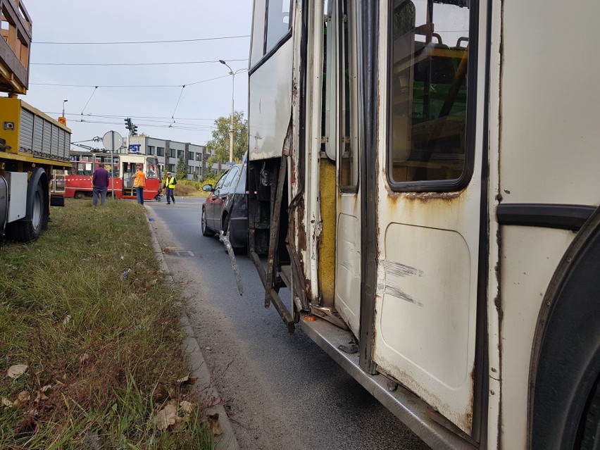 Wykolejony tramwaj po zderzeniu z autobusem na ulicy Wschodniej. Są ranni