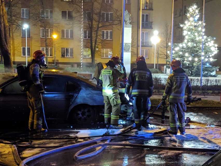 Pożar samochodów na osiedlu w Częstochowie. Jeden zapalił się od drugiego