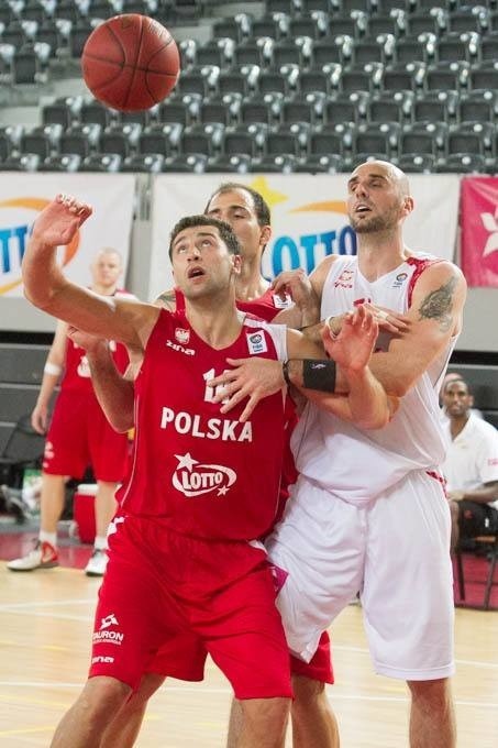 Adam Hrycaniuk (z lewej, obok Marcin Gortat) na razie skupia się na grze w kadrze narodowej. Środkowy przyznaje jednak, że może trafić do Stelmetu Zielona Góra.