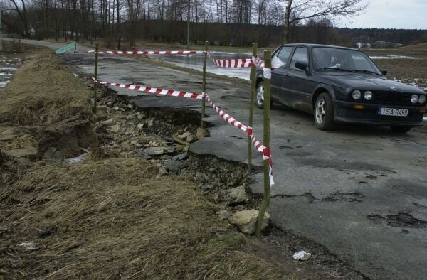 Tak wygląda po powodzi droga w Wólce Gieraszowskiej.