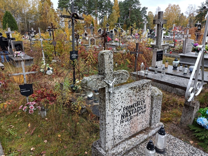 Cmentarz w Dąbrówce (gmina Lelis) przed Dniem Wszystkich Świętych 2021. Zdjęcia nekropolii