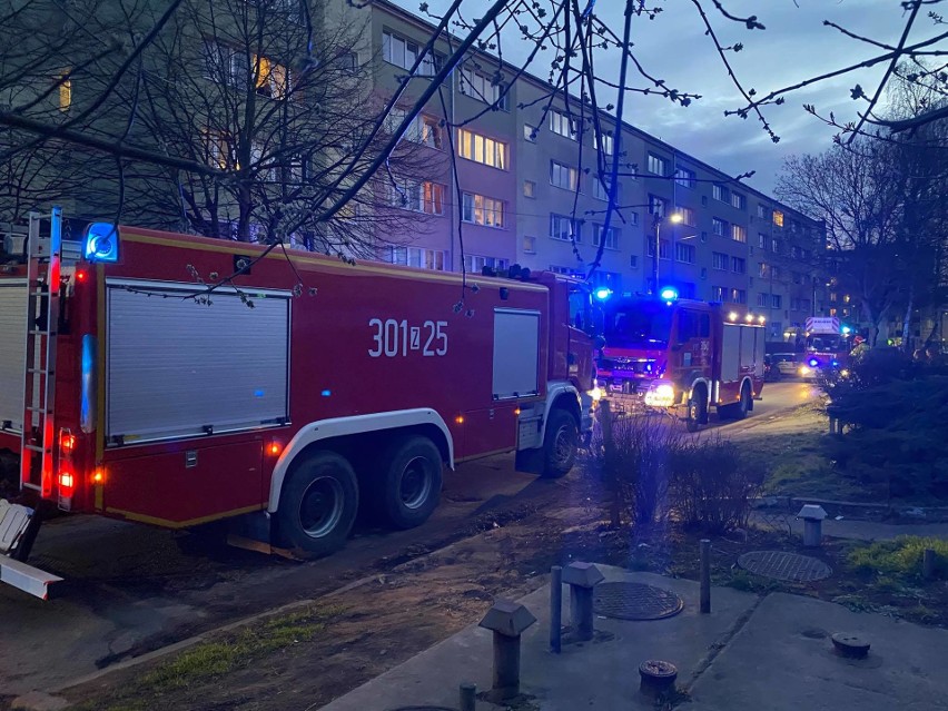 Trzy zastępy straży pożarnej przy ulicy Dembowskiego w Szczecinie. Paliła się... potrawa