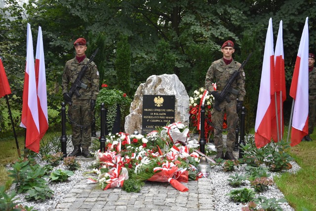 W Międzyrzeczu Górnym odsłonięto obelisk upamiętniający 10 Polaków. Zobacz kolejne zdjęcia. Przesuwaj zdjęcia w prawo - naciśnij strzałkę lub przycisk NASTĘPNE