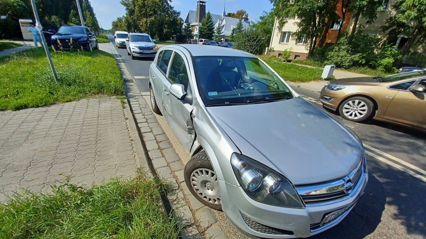 Wypadek na południu Wrocławia. Jaguar zderzył się z oplem [ZDJĘCIA]