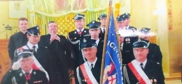 Tomasz Rusin w grupie strażaków z Ciepielowa.