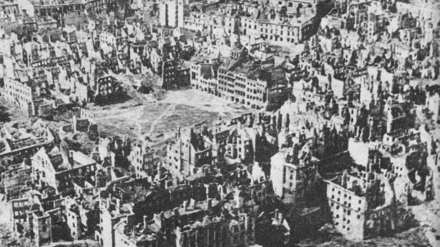 Zrujnowana po II wojnie Warszawa. Raport dotyczy zniszczeń w Polsce, spowodowanych niemiecką agresją.