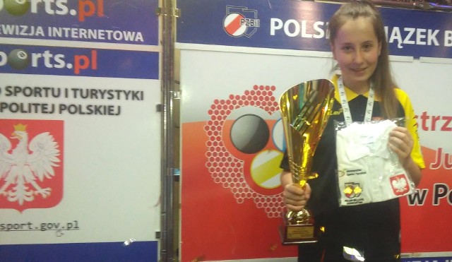 Dominika Pawełczyk - ze złotym medalem i pucharem na najwyższym podium mistrzostw Polski.