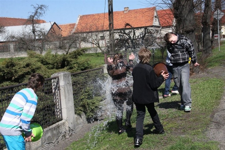 W miastach korzystano ze śmigusa-dyngusa bardzo skromnie,...