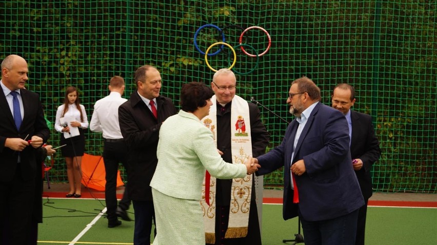 Kłobuck: Otwarcie boiska przy Zespole Szkół nr 2