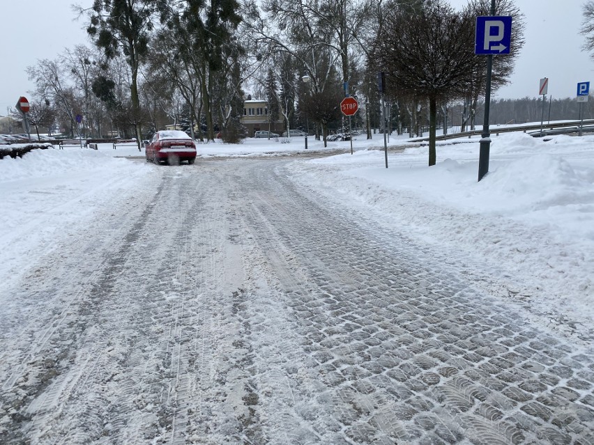 Zima 2021. Ostrołęka pod śniegiem. Trudne warunki jazdy. 7 kolizji w poniedziałek 8.02.2021
