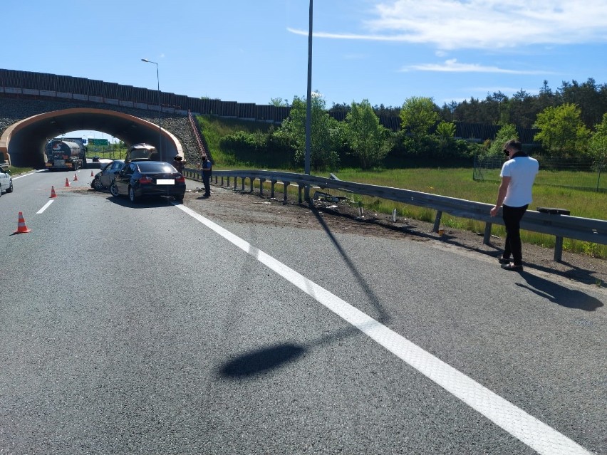 Wypadek na autostradzie A4 w Brzesku. Pas ruchu w kierunku Tarnowa nieprzejezdny po zderzeniu dwóch samochodów osobowych