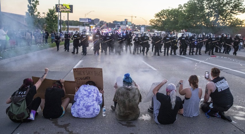 Demonstranci blokują ulicę w Omaha w stanie Nebraska