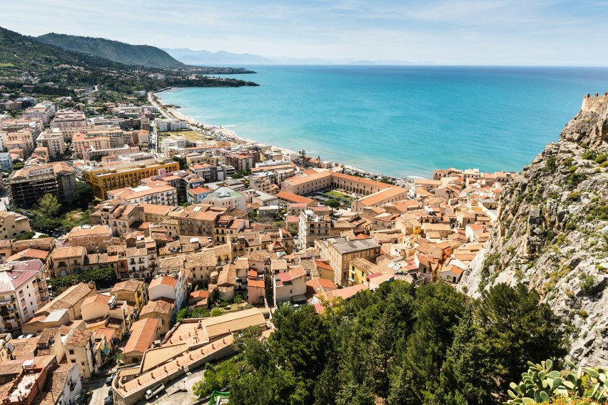 Wybrzeże Sycylii zdobi 218 starych wież strażniczych, z...