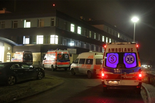 Karetki pogotowia przed szpitalem przy ul. Borowskiej