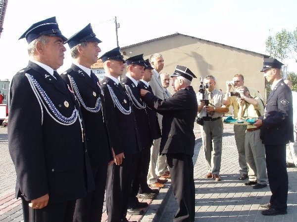 Srebrnymi medalami: ? Za zasługi dla pożarnictwa?  odznaczono podczas jubileuszowej gali w Nowej Wsi  Wielskiej druhów: Sebastania Jędrusika, Marcina  Kołodyńskiego, Zbigniewa Pirowicza, Jana Martynowicza,  Zdzisława Nowaka, Miłosza Rogalskiego oraz Edwarda Witek i   wójta gminy Jacka Kruszynę. Na zdjęciu: moment dekoracji,  której dokonuje Zdzisław Dąbrowski, prezes Zarządu  Oddziału Wojewódzkiego OSP w Toruniu.