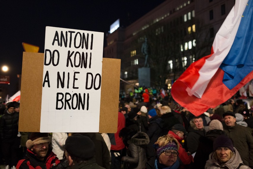 Strajk obywatelski w Warszawie, czyli marsz KOD 13 grudnia. Była też manifestacja PiS [ZDJĘCIA]