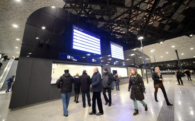 11.12.2016 lodz dworzec kolejowy lodz fabryczna. pierwszy pociag na nowy dworzec wjechal o 5. 30 ze skierniewic. symbolicznego otwarcia dokonala hanna zdanowska prezyden lodzi. przez caly dzie tysiace lodzia przychodzilo zwiedzac i podziwiac najnowoczesniejszy i najwiekszy dworzec w polscenz. fot. pawel lacheta/ express ilustrowany/ polska press