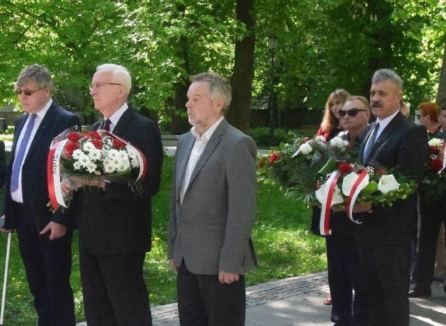 Kwiaty składa delegacja świętokrzyskiej Solidarności (od lewej): Mieczysław Gójski, Waldemar Bartosz i Kazimierz Pasternak