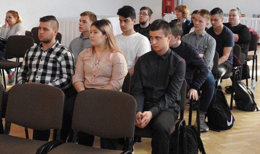 Trzydziestu uczniów „Prymasówki” poznało podstawy ekonomii i przedsiębiorczości (zdjęcia)