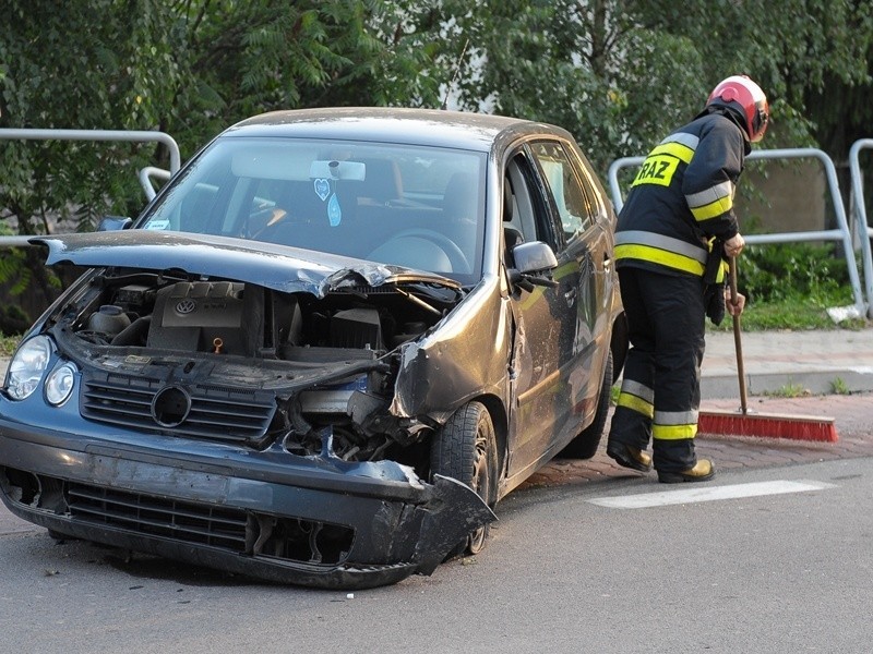 27-latka rozbiła samochód na barierkach ochronnych [ZDJĘCIA]