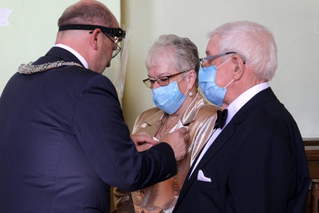 Medale „Za długoletnie pożycie małżeńskie” w imieniu Prezydenta RP wręczył Maciej Glamowski, prezydent miasta