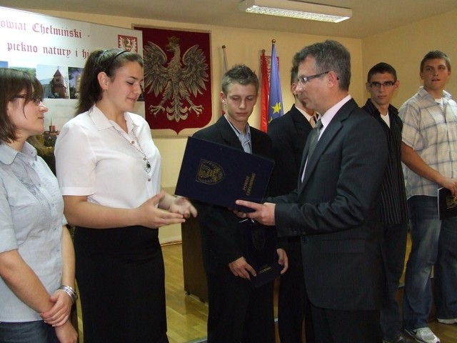 Angelika Kalinowska (druga z prawej) otrzymała stypendium za osiągnięcia w lekkoatletyce. Wręcza starosta Zdzisław Gamański