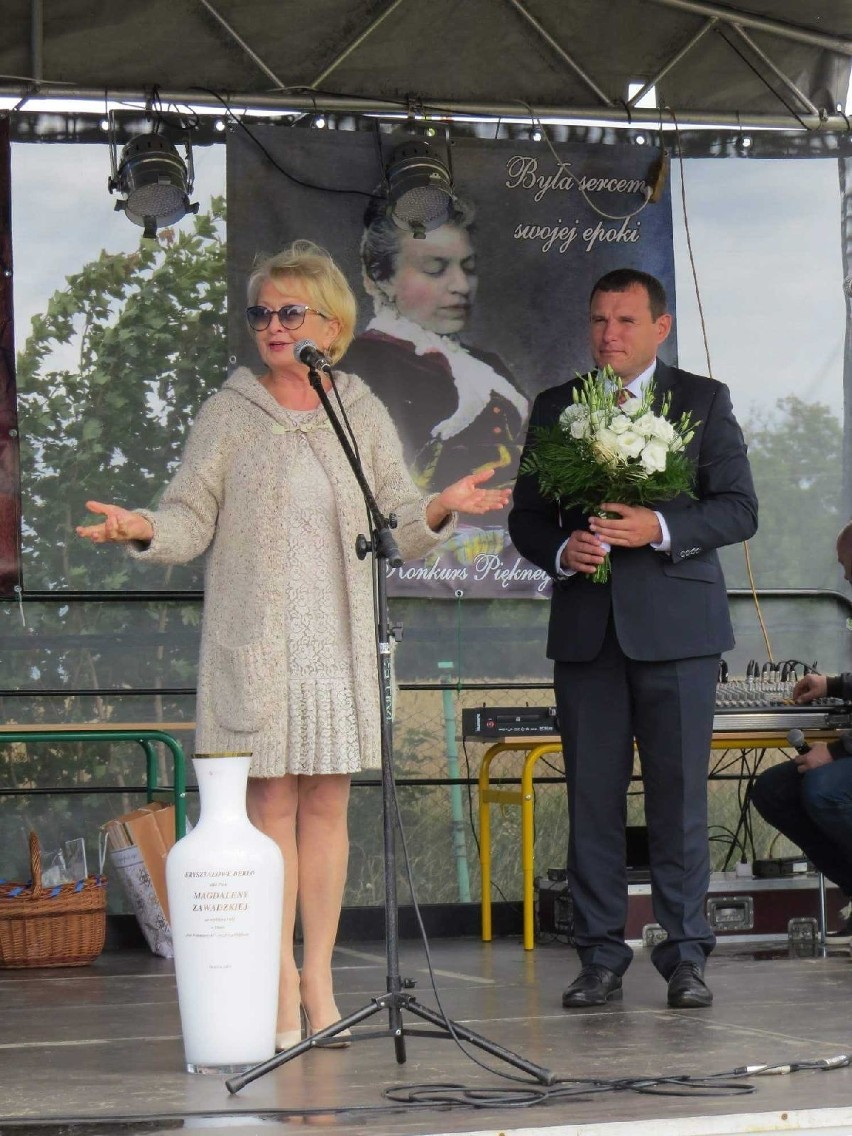 Aktorka Magdalena Zawadzka gościem honorowym Pikniku Rycerskiego w Ossolinie. Odebrała "Kryształowe Berło"