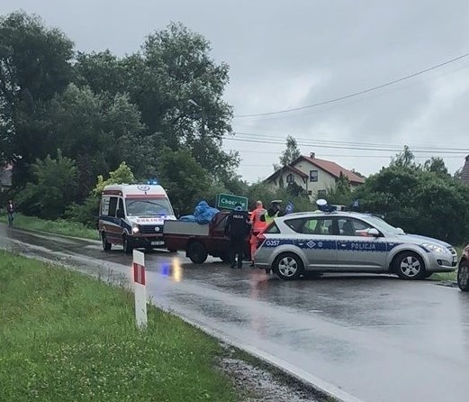 Czołowe zderzenie poloneza z radiowozem na granicy Frydrychowic i Choczni - AKTUALIZACJA