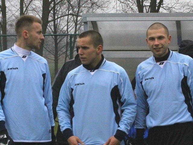 Piłkarze Ruchu Zdzieszowice (od lewej): Roland Buchała, Dawid Kiliński i Mateusz Sobota pewnie o tydzień szybciej w czerwcu będa mieli urlopy.