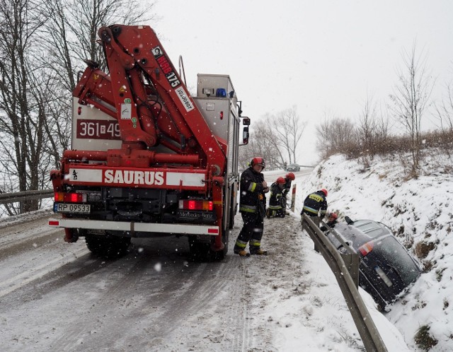 Na drodze wojewódzkiej nr 884 w Babicach w pow. przemyskim, 46-letni kierowca opla nie dostosował prędkości do warunków na drodze i wjechał do rowu. Samochodem podróżowało w sumie 6 osób: dwie dorosłe i czworo dzieci w wieku 5, 3, 2 lat oraz 2 miesięcy. Dzieci trafiły do szpitala na badania kontrolne.