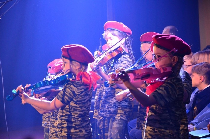 Małe Skrzypeczki i Michalina Cedro z Kielc nagrodzone na Ogólnopolskim Festiwalu Piosenki Niezłomnej i Niepodległej [WIDEO]