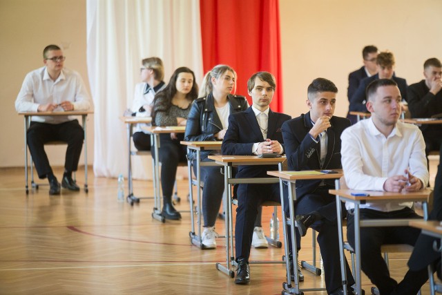 Uczniowie Zespołu Szkół Agrotechnicznych w Słupsku tuż przed egzaminem z matematyki.