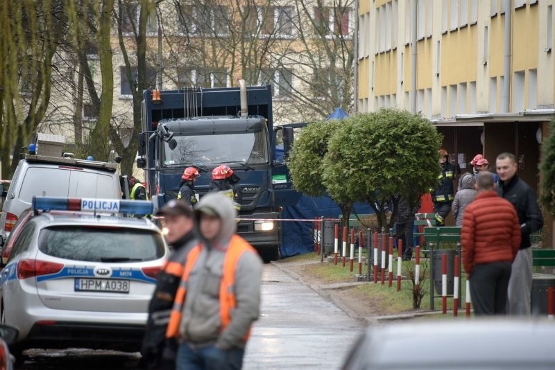 Ul. Bema 89b. Śmiertelne potrącenie przez śmieciarkę. Kobieta zginęła na miejscu (zdjęcia, wideo)