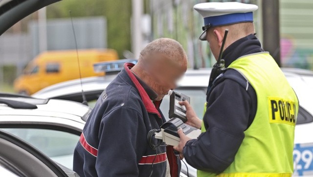 Pierwszy wpadł kierowca firmy kurierskiej. Jechał busem do pracy. Drugi to kierowca forda mondeo. Nie chciał dmuchnąć w alkomat tłumacząc się, że miał „udary”.Akcja „Trzeźwy kierowca” odbyła się w poniedziałek (16 maja) na rondzie na Trasie Północnej przy skręcie w ul. Rzeźniczaka. W alkomat dmuchali kierujący jadący w kierunku ronda Rady Europy. Pierwszy na pobocze zjechał kierujący busem firmy kurierskiej. Kiedy dmuchnął w alkomat okazało się, że ma 0,4 promila alkoholu w wydychanym powietrzu.Po chwili na bok zjechał kierujący fordem mondeo. Najpierw długo starał się uniknąć kontroli trzeźwości. Tłumaczył, że nie może dmuchnąć w alkomat, bo jest „po udarach”. Po chwili dodał jednak, że… wypił piwo. W rezultacie wydmuchał 0,22 promila alkoholu i dalej już nie pojechał.Obaj kierowcy stracili prawa jazdy. Dla pracownika firmy kurierskiej niemal na pewno wiąże się to z utratą pracy. Teraz sąd zadecyduje, jak długo obaj mężczyźni nie będą mogli prowadzić.W sobotę (14 maja) podczas akcji „Trzeźwy kierowca” na ul. Jaskółczej została zatrzymana pijana kierująca. Kobieta wydmuchała 0,7 promila alkoholu. To już przestępstwo.