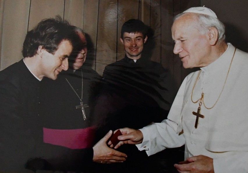 Ksiądz biskup Marian Florczyk z papieżem - świętym Janem...