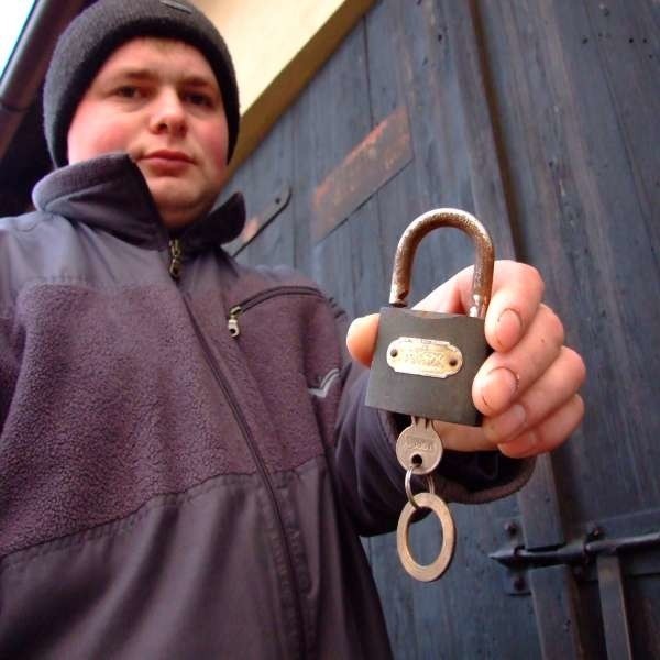 Jan Grabowski  cały swój sprzęt trzyma w zamkniętej oborze. Kłódki i łańcuchy nie stanowiły jednak dla złodziei żadnej przeszkody.