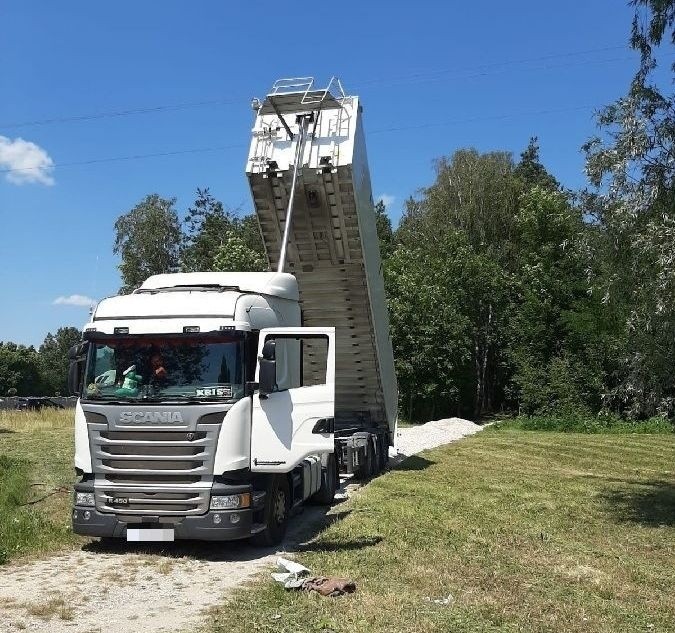 Śmiertelne porażenie prądem w gminie Wodzisław. Zginął kierowca ciężarówki 