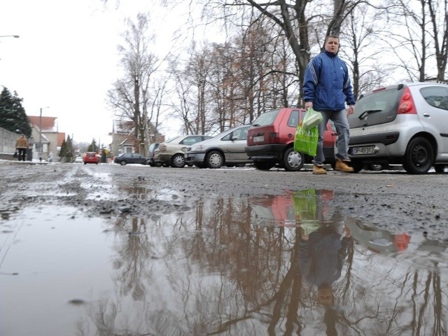 Robotnicy nie zdążyli na ul. Marii Curie Skłodowskiej położyć ostatniej warstwy asfaltu.