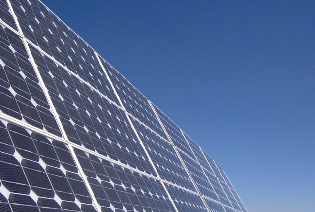 W 51 hajnowskich domach zamontowane zostaną instalacje fotowoltaiczne, które będą przetwarzać światło słoneczne na energię elektryczną. Miasto właśnie finalizuje formalności z tym związane.